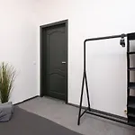The House Black אכסניה וילנה